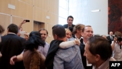 Damir Mustafić sa svojim advokatom nakon presude po civilnoj tužbi protiv Holandije