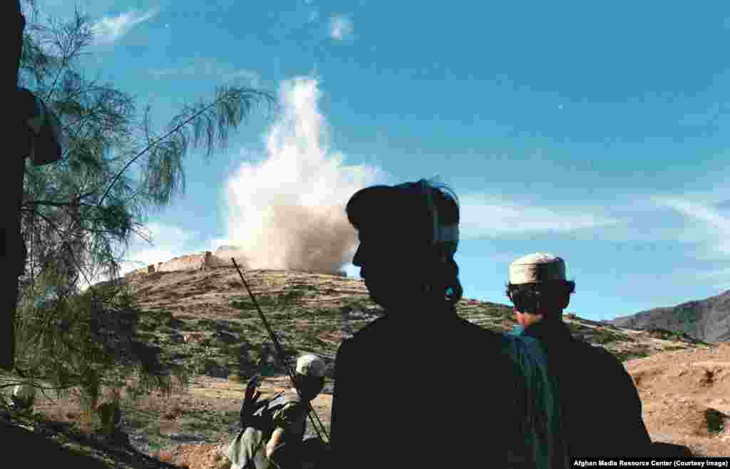 Afganistanski centar za medijske izvore (Afghan Media Resource Center, AMRC) podijelio je 50-ak kamera timovima koji su bili uključeni u mudžahedinske grupe kako bi dokumentovali ono što je postalo “skriveni” rat zbog prepreka s kojim su se suočavali strani izvještači. Fotografije iz ove galerije su jedan mali dio od 94.000 fotografija koje su nastale tokom ovog projekta.