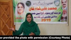 نسیم اختر له ګلکارو ښځو سره مرستې کوي