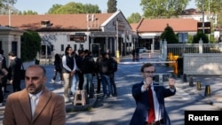 Журналисты в ожидании переговоров России и Украины у дворца Долмабахче, Стамбул, 15 мая 2025 года