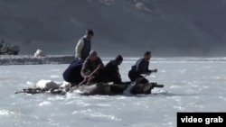 Порае аз филми "Номаҳо аз Қаротегин"