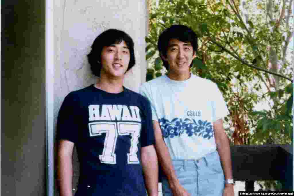 Синдзо Абэ (справа) – будущий премьер Японии – во времена учебы в Университете Южной Каролины. 