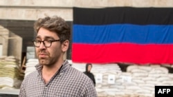 Американський журналіст Саймон Островський біля барикади у Слов'янську