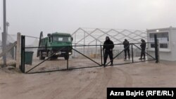 U improviziranom kampu ‘Lipa’, udaljenom od Bihaća oko 15 kilometara, smješteno je oko 1.500 migranata i izbjeglica (na fotografiji ulaz u kamp Lipa)