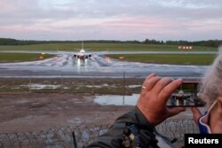 Avion kompanije Ryanair, prilikom sletanja na svoju prvobitnu destinaciju, aerodrom u Vilnjusu, u Litvaniji, 23. maja. U njemu je prethodno bio beloruski opozicioni bloger i aktivista Raman Protasevich koji je priveden pošto je avion preusmeren u Minsk