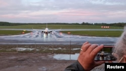 Avion kompanije Ryanair, prilikom sletanja na svoju prvobitnu destinaciju, aerodrom u Vilnjusu, u Litvaniji, 23. maja. U njemu je prethodno bio beloruski opozicioni bloger i aktivista Roman Protasevich koji je priveden pošto je avion preusmeren u Minsk