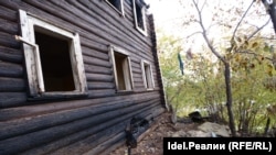 Стена дома, параллельная Тихомирнова