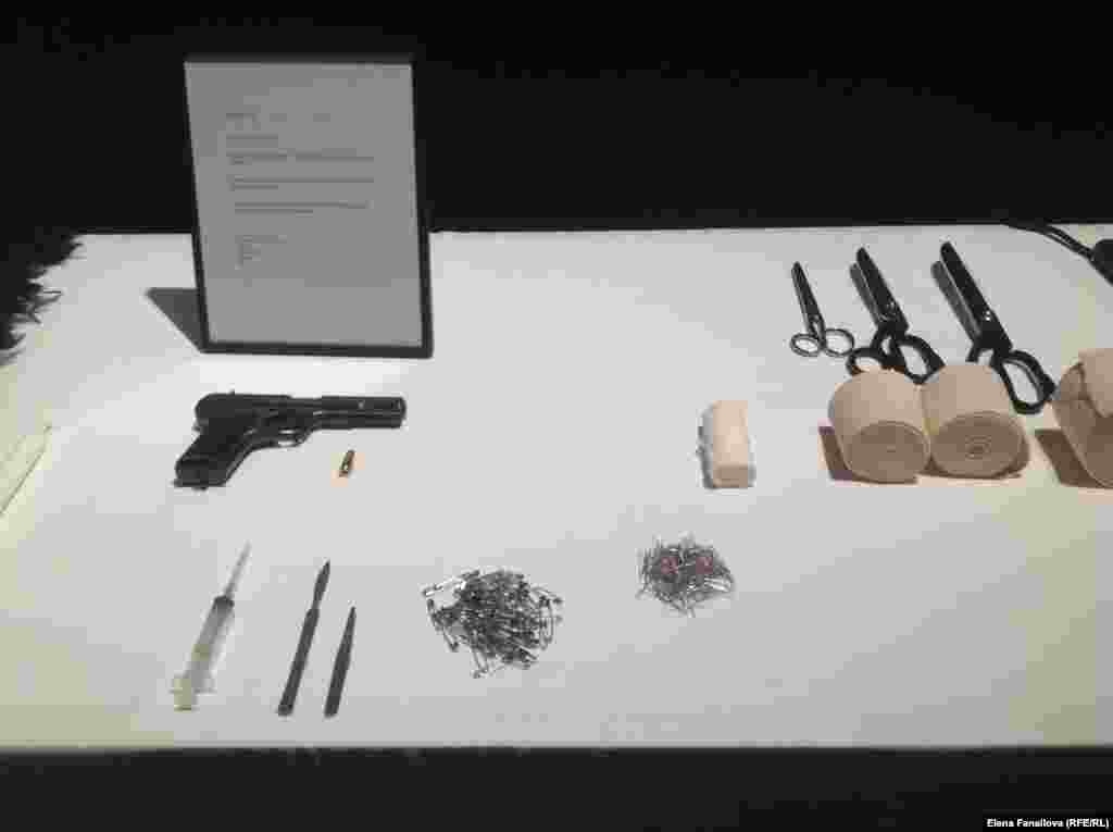 Марина Абрамович, перформанс "Ритм 0", 1974, Неаполь