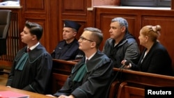 Володимир Ж. (другий праворуч) на суді у Варшаві 17 жовтня 2025 року