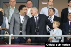 მიხეილ სააკაშვილი, ალიაქსანდრ ლუკაშენკა (შუაში) და კოლია ლუკაშენკა