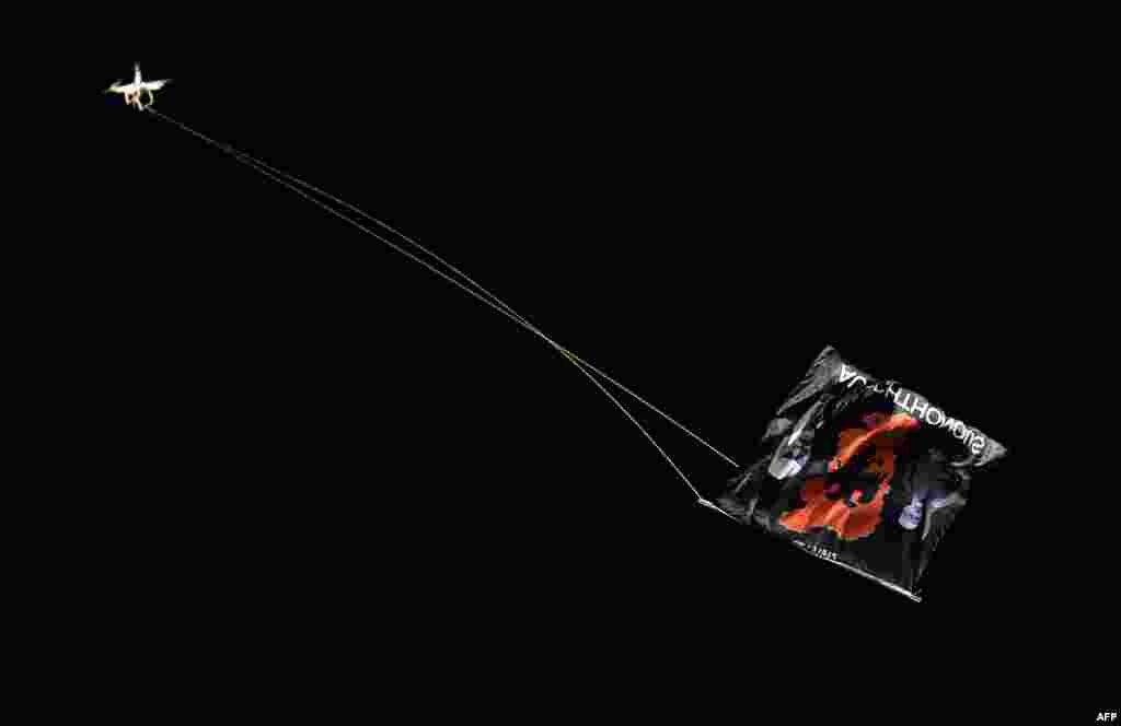 Plakat iznad stadiona