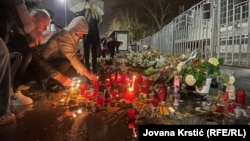 Paljenje sveća i polaganje cveća na mestu nesreće, Novi Sad 1. april 2025.