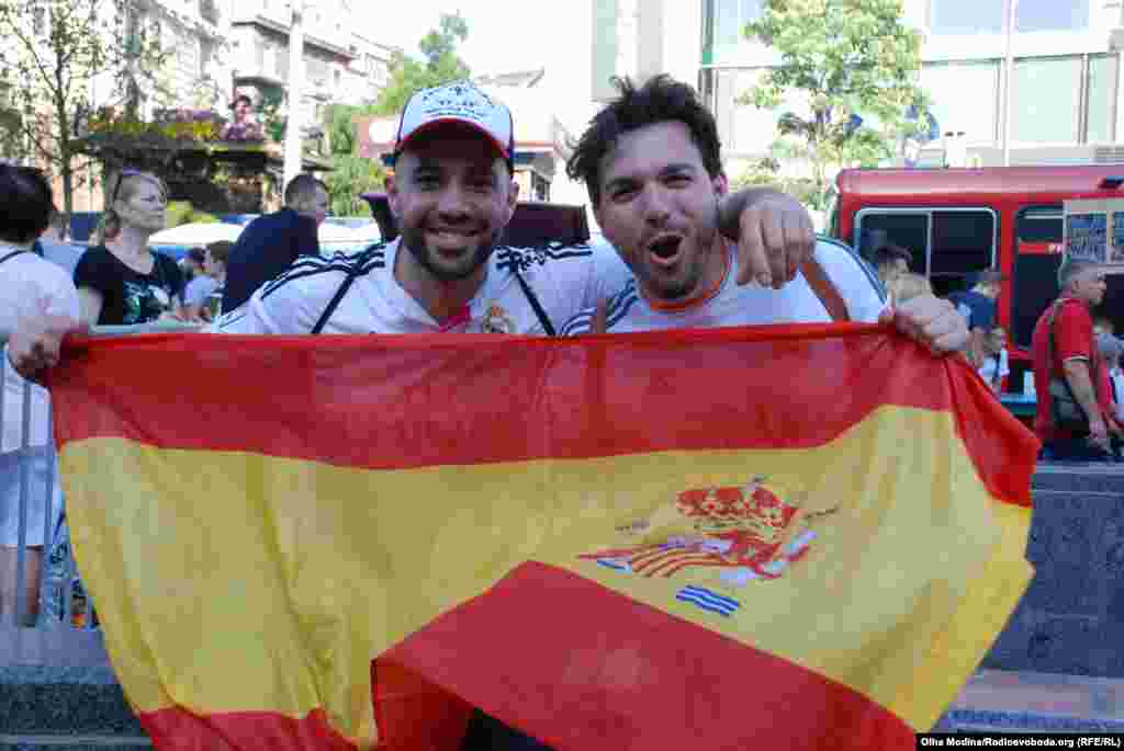 Анхель и Хуанма из Мадрида. Для них это уже четвертый финал Лиги чемпионов. «Здесь нереально. И я это говорю от чистого сердца, потому что то отношение, которое мы получаем от украинцев нельзя описать словами. Здесь солнечно: это не только благодаря погоде, но и улыбкам людей. К нам часто обращаются украинцы, они просят сфотографироваться и мы никому не отказываем. Мне кажется, что все фанаты «Реала» и «Мадрида» не забудут гостеприимство украинцев. Вы – невероятные», – говорит Хуанма