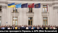 Крымскотатарский флаг перед зданием МИД Украины, 26 июня 2025 года