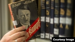 Старое издание книги Адольфа Гитлера "Майн кампф"