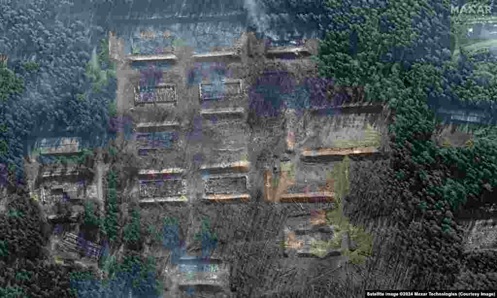 ДО (фото ліворуч): Військовий об’єкт біля Октябрського Тверської області Росії, сфотографований супутником 18 вересня. Вважалося, що там зберігалися ракети «Іскандер» та «Точка-У». Обидві види озброєння широко застосовувалися армією РФ проти України. ПІСЛЯ: Залишки Октябрьского полігону 22 вересня після українського удару. Атака 18 вересня була однією з кількох на російські військові склади, яку здійснила Україна за останні дні з використанням крилатої ракети власного виробництва  