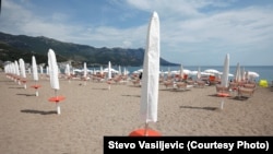 Ovako je izgledala gradska plaža u Budvi, u jeku sezone 8. avgusta 2020. prve godine pandemije korona virusa. 
