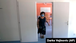 Učiteljica u praznom razredu tokom pandemije u jednoj od osnovnih škola u Beogradu, dan pre početka nastave, 31. avgust 2020.