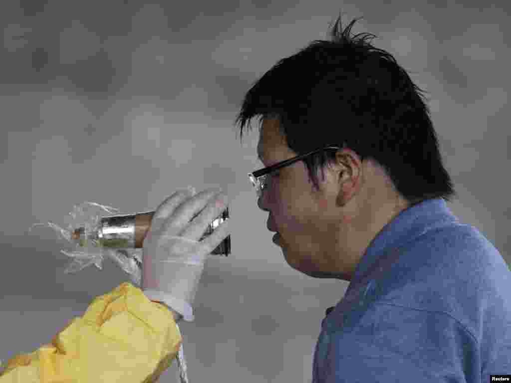 Mjerenje nivoa radijacije u Nagahamau, 14.03.2011. Foto: Reuters / Yuriko Nakao