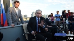 Посол России на Филиппинах Игорь Ховаев проводит пресс-конференцию на борту "Адмирала Трибуц"