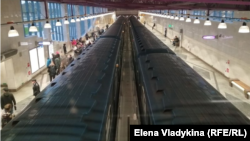 Поезда на станции "Проспект Славы"