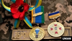 Медалі та квітка червоного маку на грудях військовослужбовця під час заходів до Дня пам'яті та примирення. Івано-Франківськ, 8 травня 2016 року