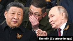 სი ძინპინი (მარცხნივ) და ვლადიმირ პუტინი 9 მაისს მოსკოვში