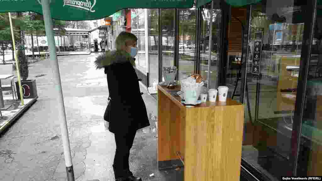 Djevojka naručuje kafu za ponijeti, Banja Luka.