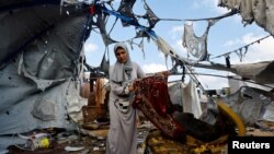 Palestinka nosi molitvenu prostirku na mjestu noćnog izraelskog napada na šator u gradu Gazi, 8.septembra 2025. 