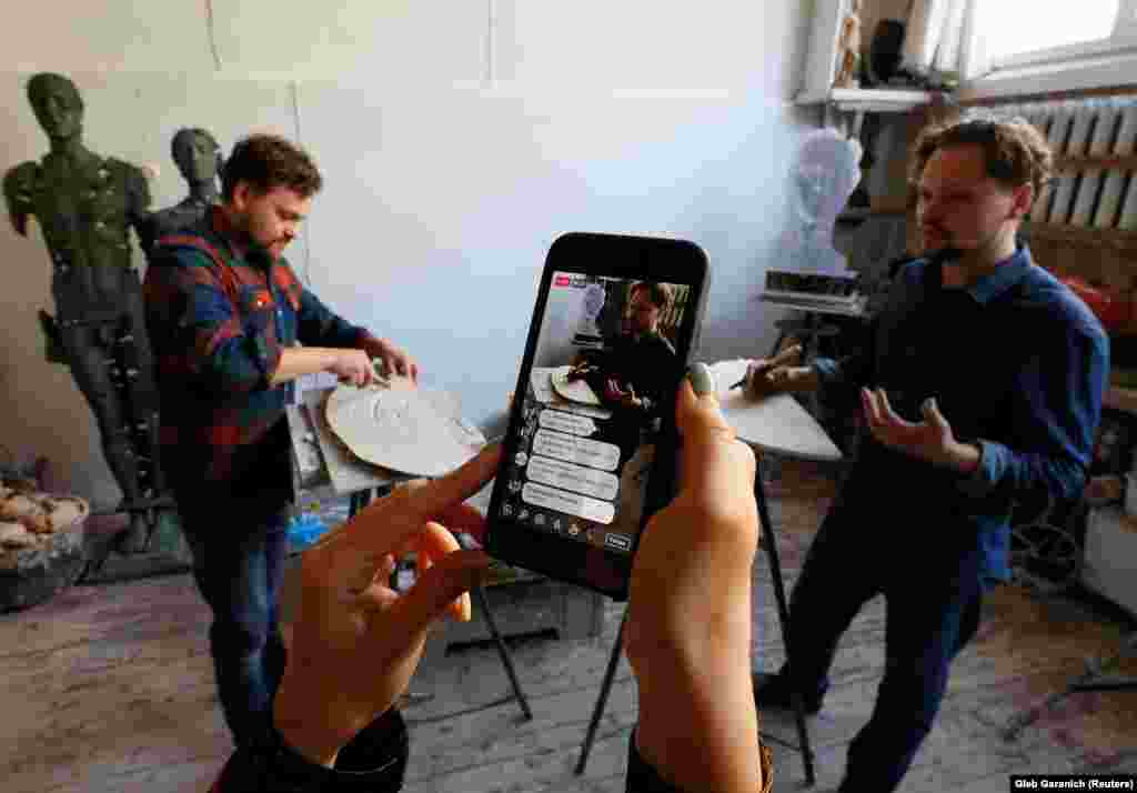 Dva brata umetnika, Nikita i Egor Zigura, organizuju javnu aukciju iz njihovog studija u Kijevu, 13. aprila 2020. godine. Skupljali su novac za glavnu ukrajinsku dečiju bolnicu. 