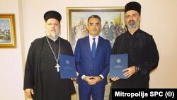 Crnogorski ministar pravde Vladimir Leposavić (u sredini) sa sveštenicima Veliborom Džomićem (L) i Predragom Šćepanovićem (D)