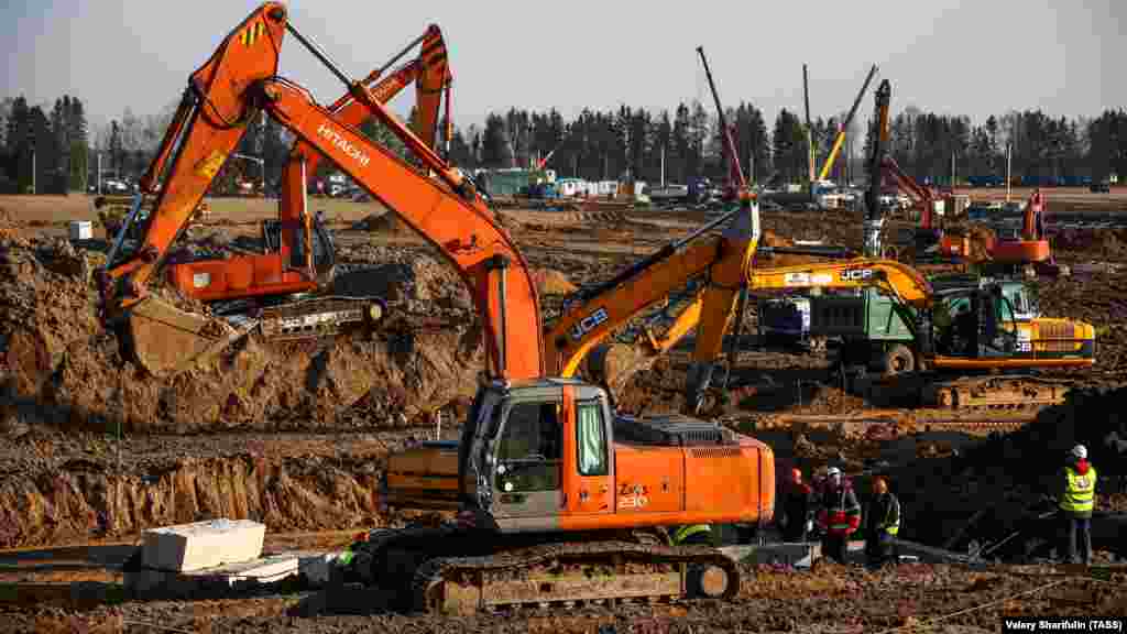 Экскаваторы на строительной площадке в районе села Бабенки (Россия)