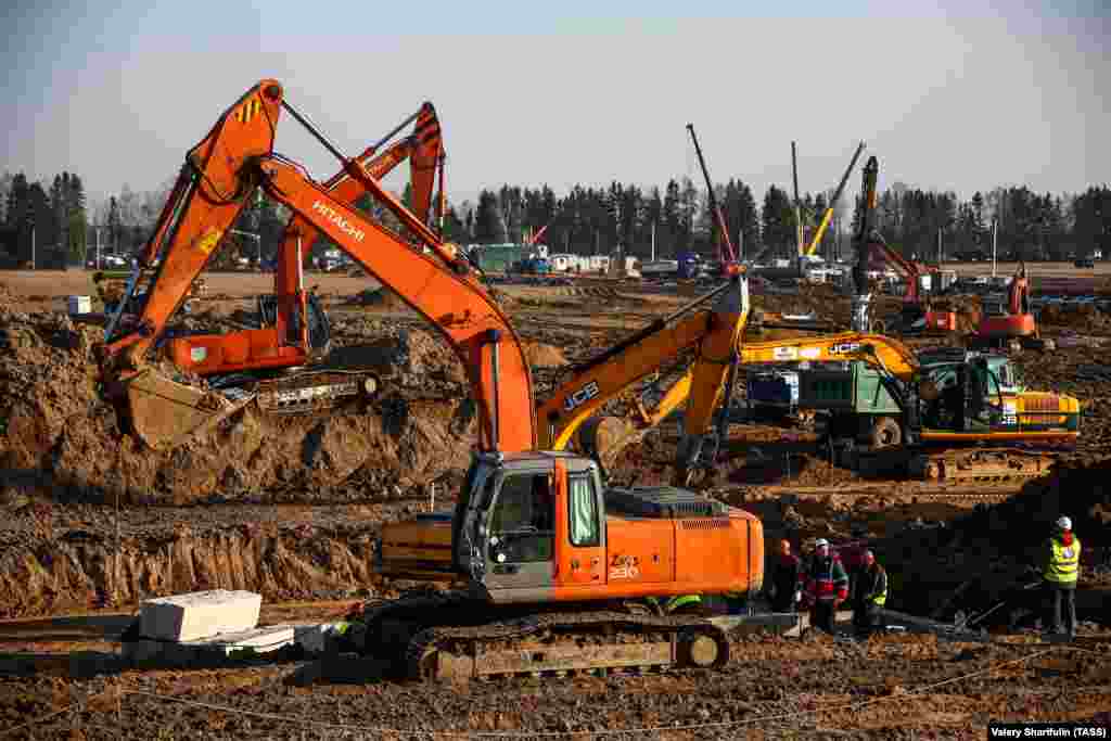 Bageri su postavljeni na gradilištu u Babenki, 50 kilometara jugozapadno od Moskve.