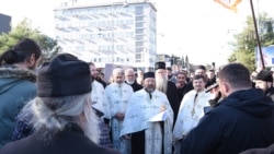 Policija onemogućava pripadnicima SPC da se približe Skupštini