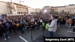 Hadházy Ákos független országgyűlési képviselő beszél a Momentum felhívására, a gyülekezési jog - az Országgyűlés által elfogadott - módosítása ellen tartott tüntetésen Budapesten, a Parlament előtti Kossuth téren 2025. március 18-án