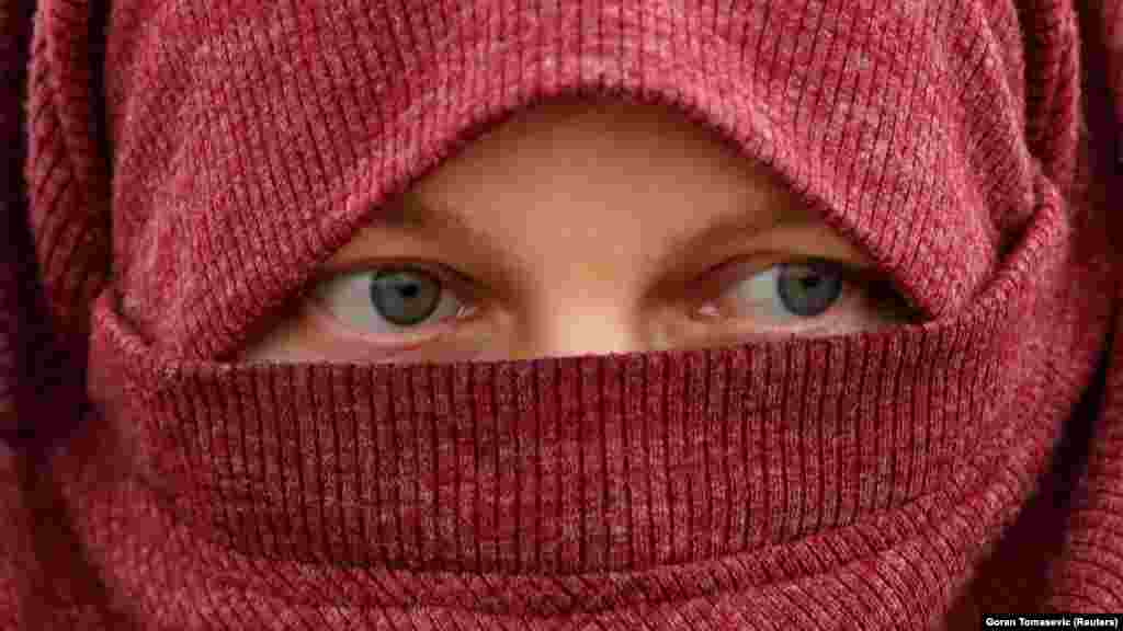 U blizini zatvora nalaze se kampovi za tisuće uglavnom žena i djece. Moamera Muhamedagić, koja je porijeklom iz Bosne i Hercegovine i udana za borca "Islamske države", u kampu Al-Roj, 10. siječnja 2020.