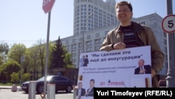 Мимо пикета "Синих ведерок" постоянно проезжали еще не сокращенные "мигалочники"