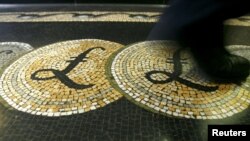 Simbol funte ispred Banke Engleske, London