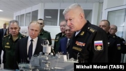 Главнокомандующий Военно-морским флотом России Николай Евменов (справа), архивное фото