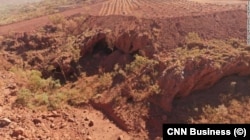 Pećinu Juukan George, 46 000 godina staro sveto autohtono područje u Australiji, minirao je Rio Tinto u maju 2020. Rudarska kompanija se kasnije izvinila.