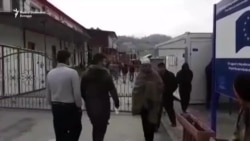 Na ulazu u migrantski centar 'Miral' Na ulazu u migrantski centar 'Miral'