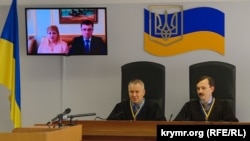 Суддя Владислав Дев'ятко (праворуч)