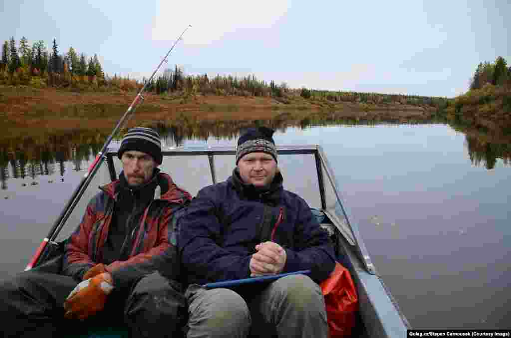 Сотовой связи нет. Сотни километров до ближайшего населенного пункта. Черноушек говорит, что они чувствовали себя абсолютно как "пленники тайги". В конце концов их подобрала проплывавшая мимо моторная лодка. 