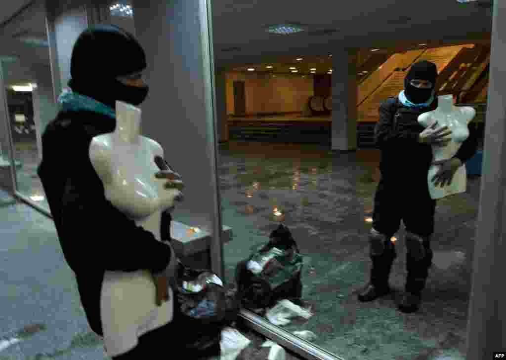 Портрет сторонника оппозиции с манекеном в Украинском доме.