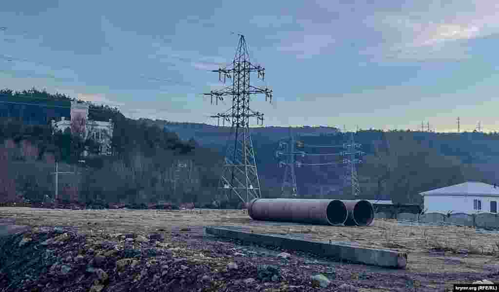 Главная историческая достопримечательность здешних мест – усадьба Кесслеров-Ферсманов (слева в кадре). Она находится на окраине маленького села Ферсманово, что всего в 300 метрах от Лозового. Усадьба знаменита еще и тем, что там провел свои детские годы племянник ее хозяев Александр Ферсман – знаменитый советский ученый-геохимик. Краеведы полагают, что именно на каменистых берегах Салгира будущий академик увлекся собиранием образцов диорита, магматической горной породы, что и определило его дальнейшее профессиональное занятие. В его честь уже после сталинской депортации коренных жителей полуострова – крымских татар и греков – деревушку Тотайкой переименовали в Ферсманово