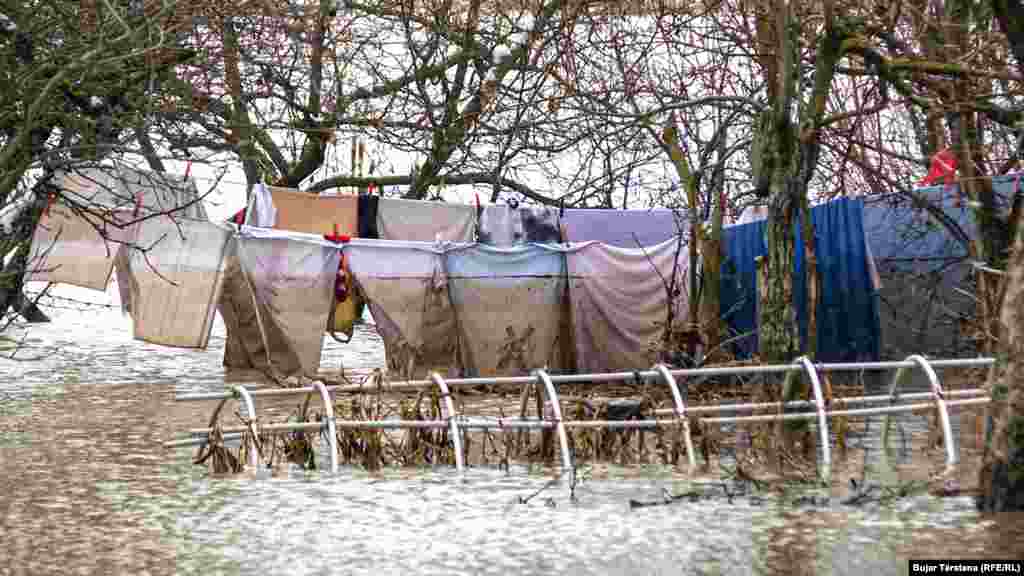 Odjeća stanovnika sela Lepine koja se sušila ostala je okačena kada su poplave krenule.