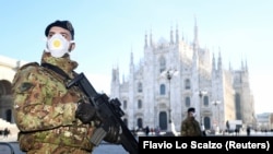 Vojnici sa maskama ispred katedrale Duomo, zatvorene od strane vlasti zbog epidemije korona virusa, u Milanu, Italija, 24. februar 2020.