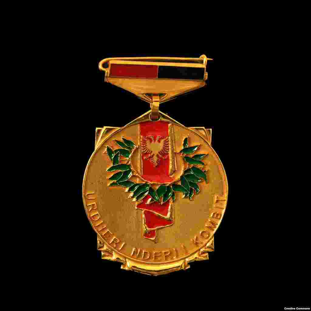 Албанський орден «Честь нації».   Відзнака вручається президентом Албанії албанцям або іноземним громадянам «на знак подяки і визнання тих, хто своїми діями і добрим ім'ям вносить вклад у шанування албанської нації»  