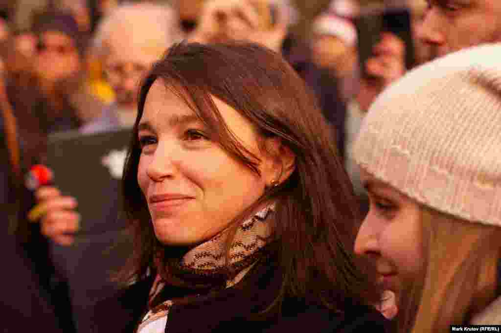 Жанна Немцова: "Моего отца помнят соратники, помнят оппоненты, помнят даже чиновники: губернатор Нижегородской области инициировал памятные мероприятия. Причина такого единения в том, что мой отец был и остается символом гуманизма в российской политике. Таких политических деятелей в России очень мало".