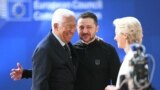 Președintele ucrainean, Volodimir Zelenski, de vorbă cu președintele Consiliului European, Antonio Costa, și președinta Comisiei Europene, Ursula von der Leyen, la summit-ul special al UE în chestiunea apărării, 6 martie 2025 